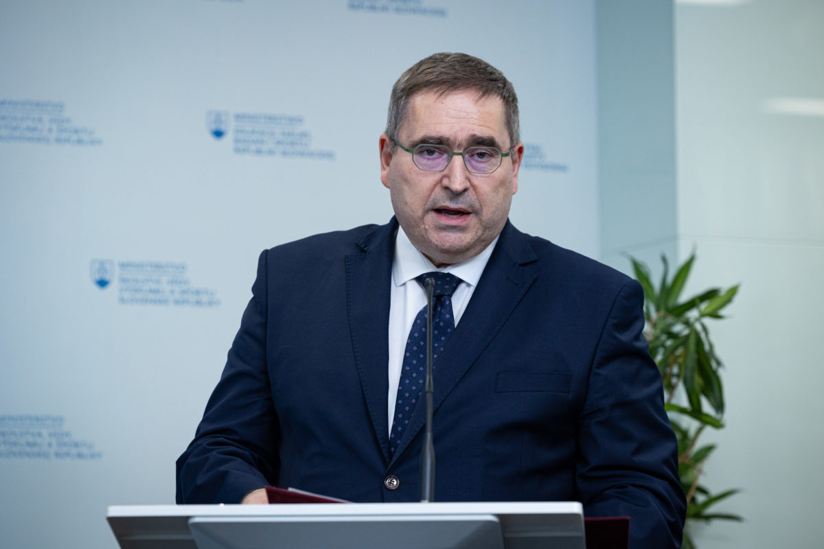 MŠVVAŠ: Pamätná tabuľa obetiam holokaustu