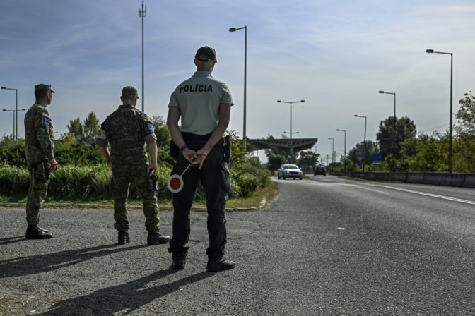 Policajti, hranice, kontroly, nelegálni migranti