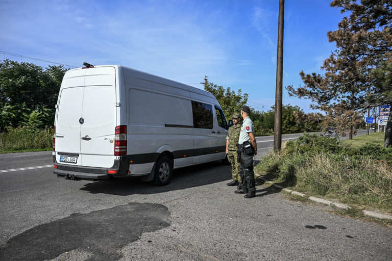 Policajti, hranice, kontroly, nelegálni migranti