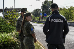 Policajti, hranice, kontroly, nelegálni migranti