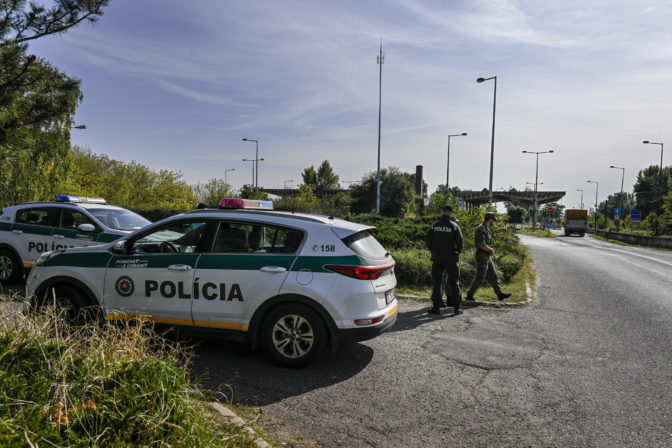 Policajti, hranice, kontroly, nelegálni migranti
