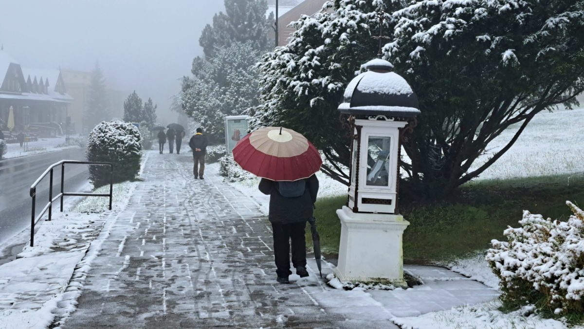 Prvý sneh v Tatrách prišiel nezvyčajne skoro. Na Lomnickom štíte namerali –6,5 °C a horské chaty sa zobudili do biela