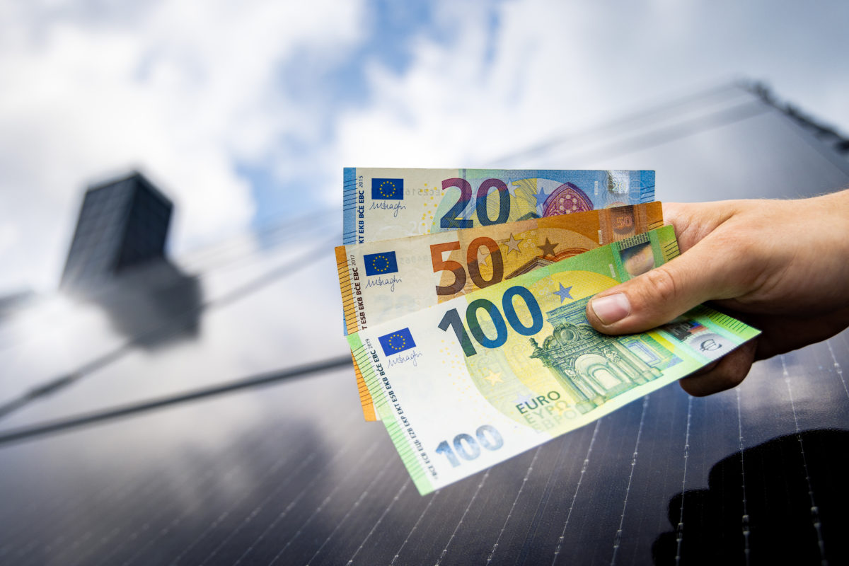 Zelená energia, fotovoltika, peniaze, strecha