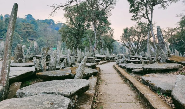 Tajomné monolity Nartiang: Strážcovia histórie a legiend