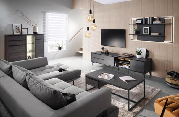 obývačka s rohovou sivou sedačkou
