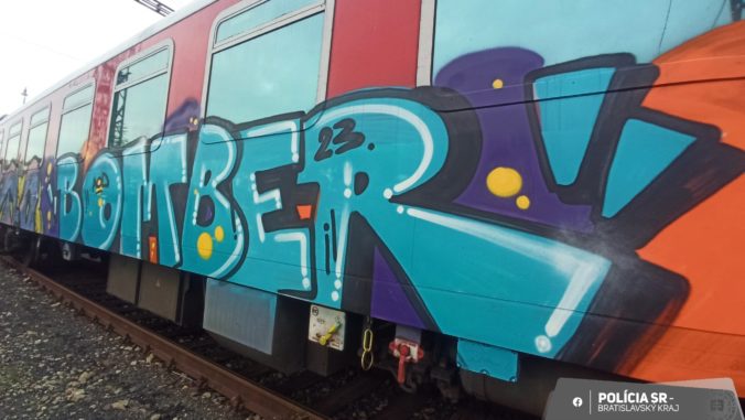 vlak, grafiti