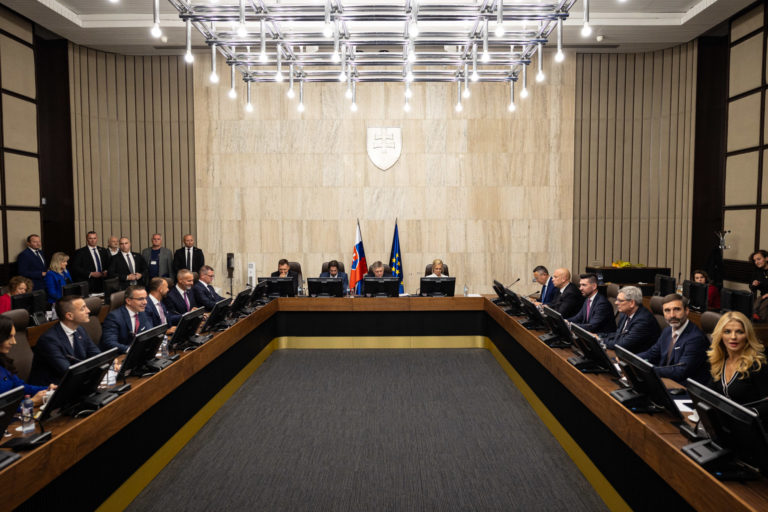 VLÁDA: Rokovanie 1. schôdze