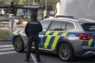 Policajti, hranice, kontroly, nelegálni migranti