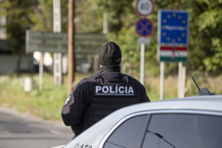 Policajti, hranice, kontroly, nelegálni migranti