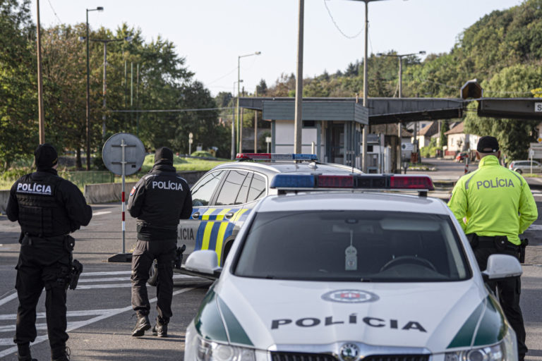 Policajti, hranice, kontroly, nelegálni migranti