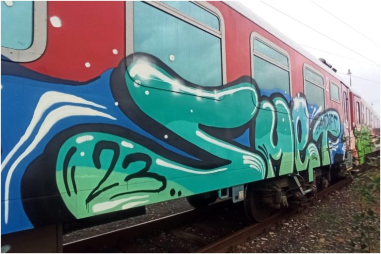 vlak, grafiti