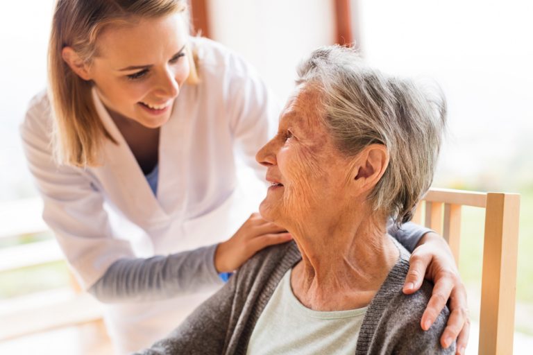 Ako hovoriť so seniorom o umiestnení do zariadenia pre seniorov? Odborníci radia nasledovné