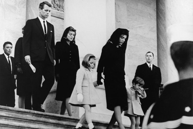 Jackie Kennedy s deťmi a rodinou odchádza z pohrebu Kennedyho.