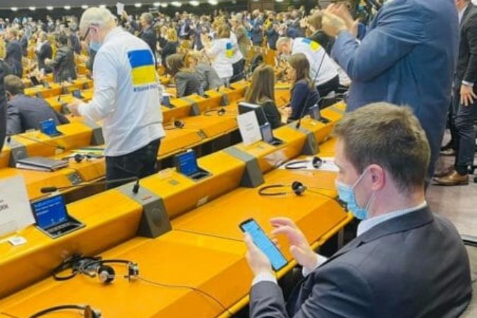 Milan Uhrík počas prejavu Volodymyra Zelenského v EP si ťukal do mobilu.