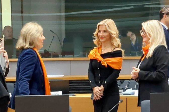 Ako symbol k Dňu boja proti násiliu páchanom na ženách, ktorý pripadol na 25. novembra, sa ministerka Šimkovičová na rokovaní v Bruseli objavila s oranžovou šatkou na pleci.