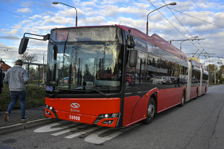 BRATISLAVA: Skúška megatrolejbusu s cestujúcimi