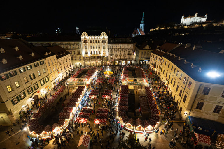 BRATISLAVA: Otvorenie vianočných trhov
