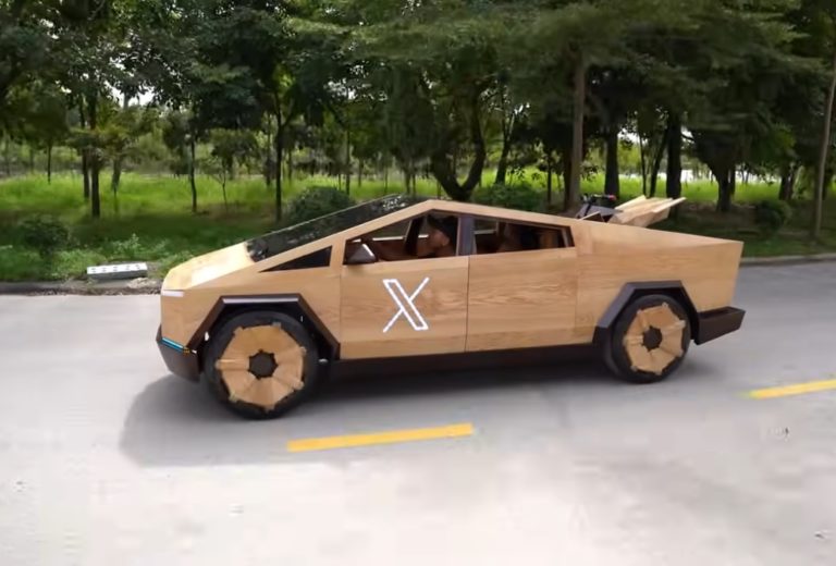 Majstrovské dielo otca a syna: Drevený Tesla Cybertruck pre Elona Muska za rekordných 100 dní