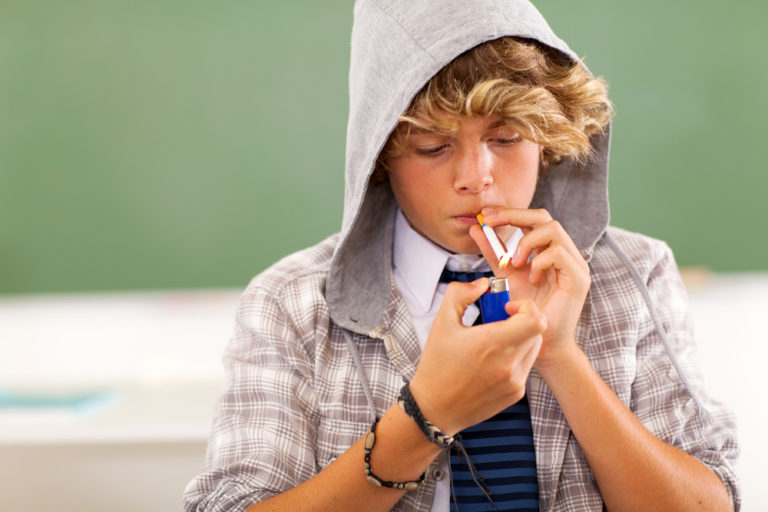Každé tretie dieťa si kúpi cigarety