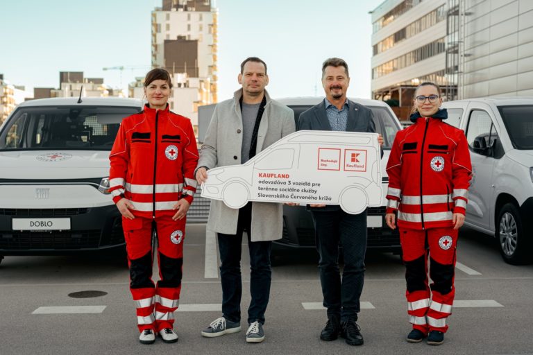 Generalny riaditea kauflandu sven reinhardvaavo odovzdal autaprezidentovisa k.jpg