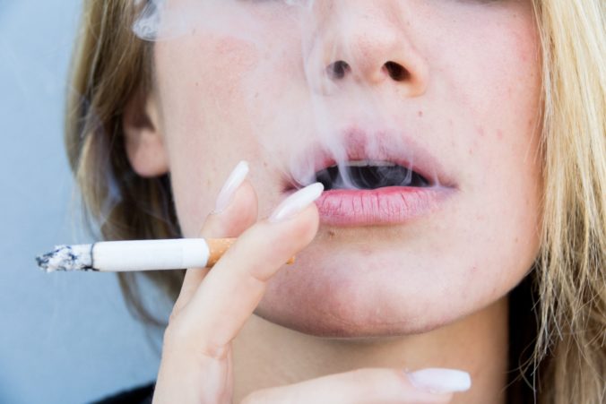 Ako pomôcť vášmu teenagerovi prestať fajčiť: Efektívne rady pre rodičov