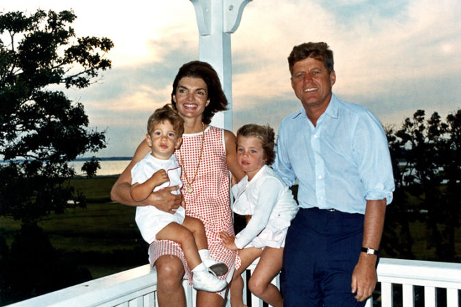John F. Kennedy s manželkou Jackie a deťmi v august 1962.