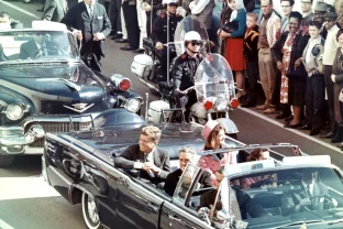 Uplynulo presne 60 rokov od atentátu na Johna Fitzgeralda Kennedyho, 35. prezidenta Spojených štátov amerických. Kennedy bol smrteľne postrelený 22. novembra 1963, keď sa v rámci prezidentskej kampane prechádzal ulicami Dallasu v otvorenej limuzíne.