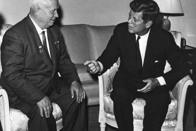 Bývalý americký prezident John F. Kennedy a Nikita S. Chruščov.