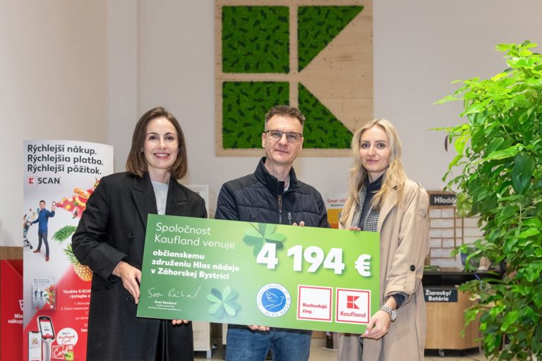 Lucia vargova vlavoa nikoleta lorincova zo spolocnosti kaufland odovzdali symbolicky sek robertovi krettovi z oz hlas nadeje.jpg