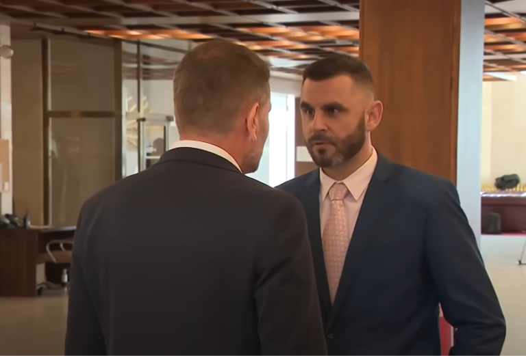 Na snímke poslanci NR SR Igor Matovič (hnutie Slovensko) a Ján Mažgút (Smer SD).