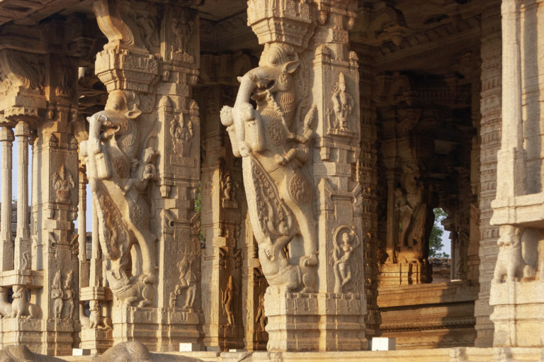 Mýtické postavy na pilieroch v chráme.