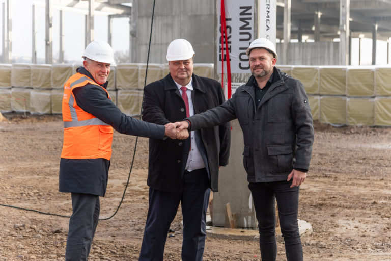 Podavanie ruk_oficialne zahajenie stavby bdr thermea group_web.jpg