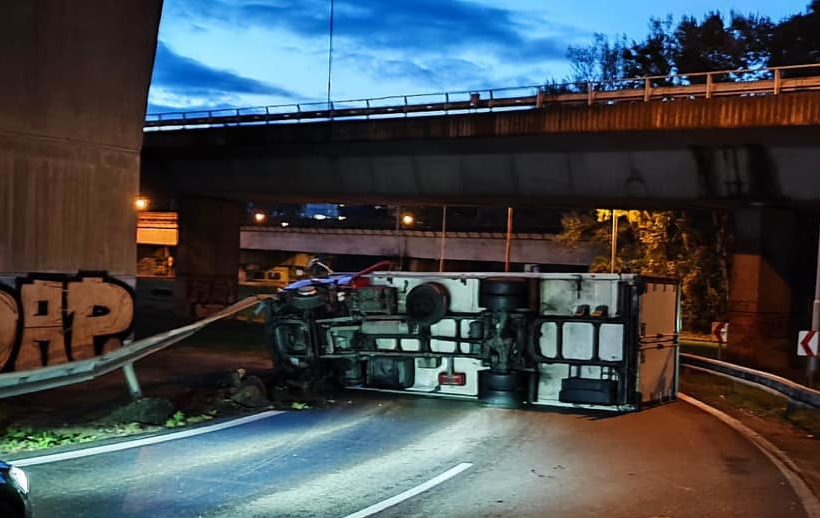 Nákladné vozidla, polícia, dopravná nehoda