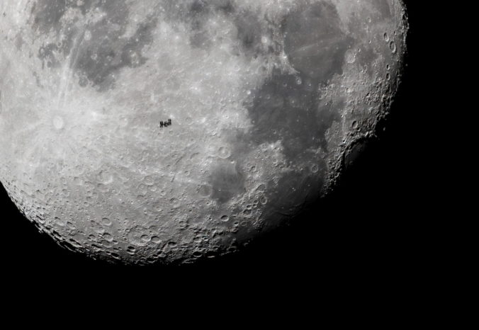 ISS, mesiac