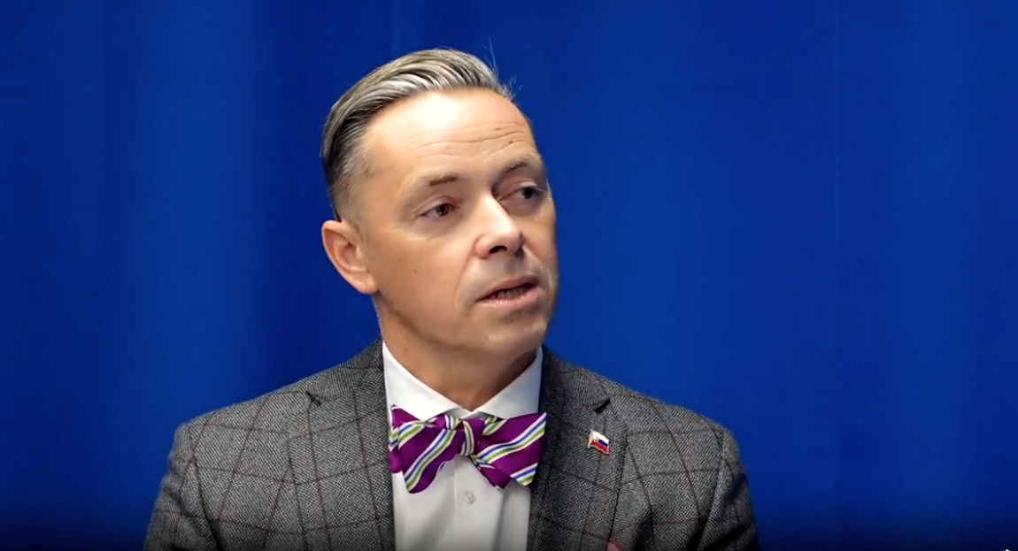 Na snímke Marek Trubač, odborník na komunikáciu, protokol &amp; etiketu.