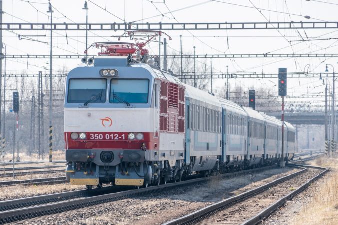 Vlaky pre obmedzenia na trati nejazdia v okolí Šurian, vypadli aj viaceré rýchliky