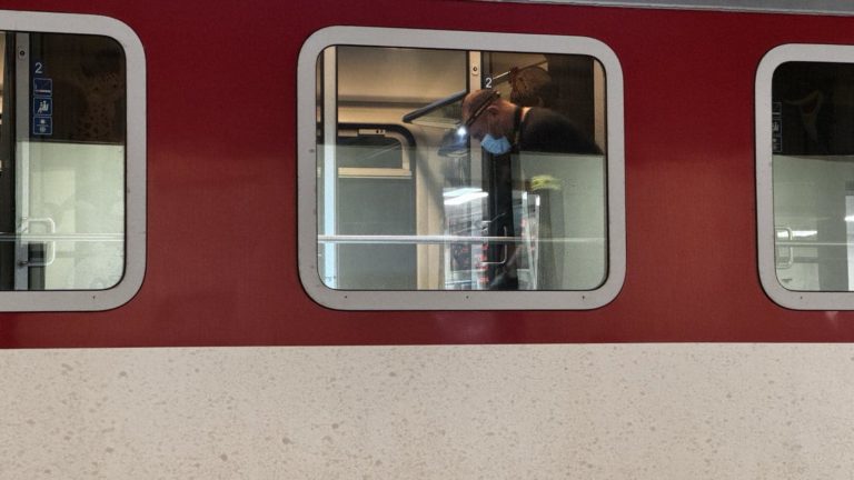 Muž pobodal 22 ročnú ženu vo vlaku