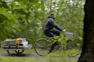 Unikátne bývanie? Mladík navrhol prenosný domček na strome pre bicyklistov (video)