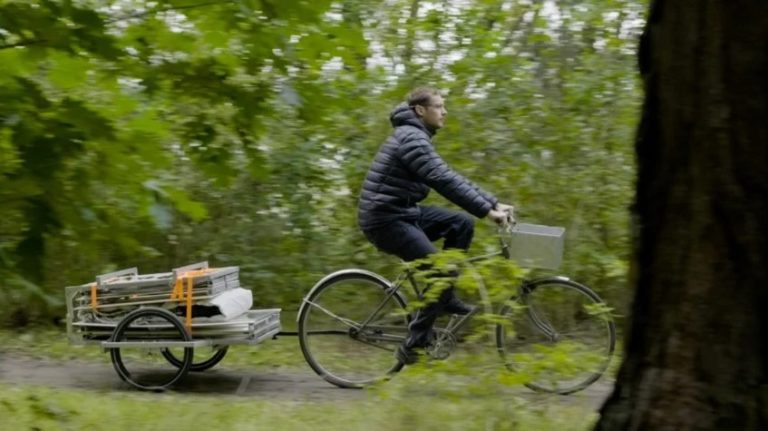 Unikátne bývanie? Mladík navrhol prenosný domček na strome pre bicyklistov (video)