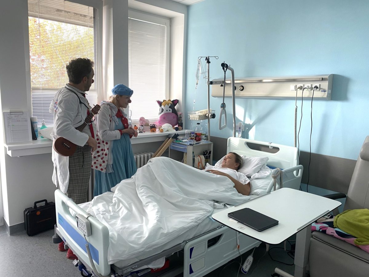 Zdravotni klauni navstivili dospelych onkologickych pacientov.jpg