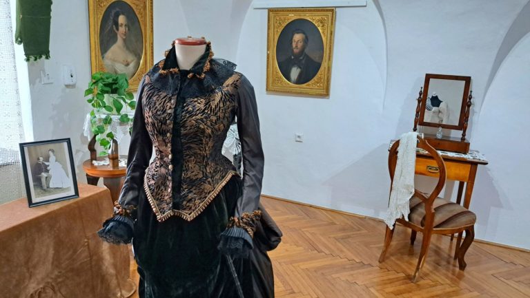 KEŽMAROK: Výstava Móda 19. storočia