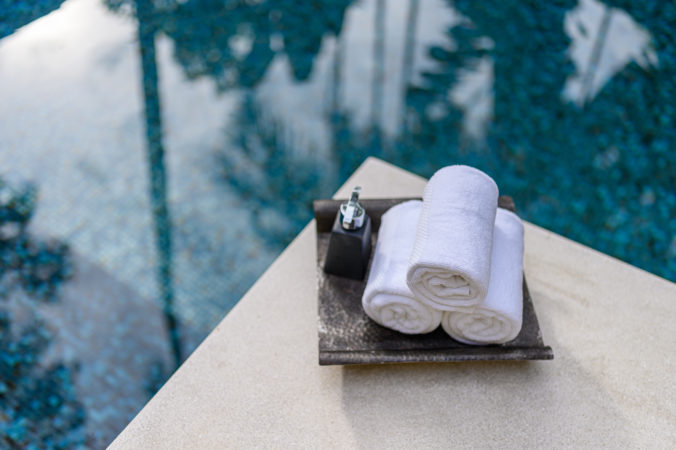 Concept Spa : Spa set Towels with bottle cream pump Placed by the pool