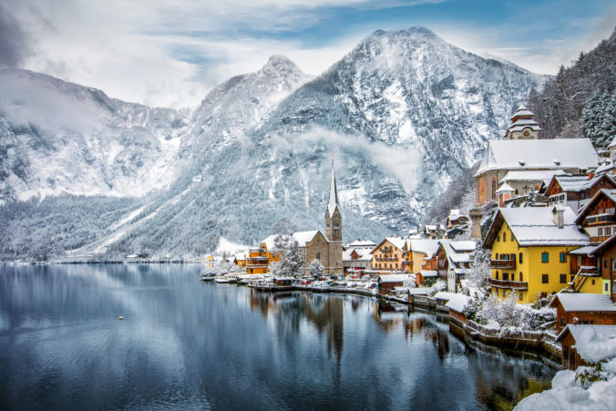 Zasnežená dedina v rakúskych Alpách