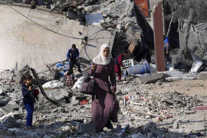 Izrael postupuje hlbšie do Rafahu a devastuje už zničený sever územia, kde sa preskupili niektorí militanti z Hamasu