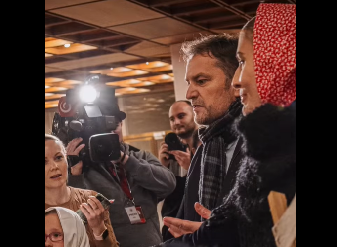 Igor Matovič (hnutie Slovensko) vo vestibule NR SR počas návštevy detí z folklórneho súboru z Čunova.