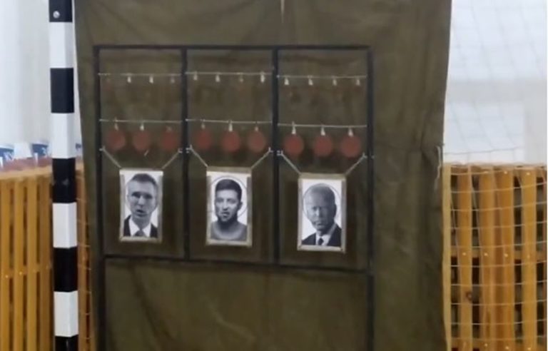 Ruské deti sa učia vlastenectvu aj streľbou na podobizne Zelenského, Bidena a Stoltenberga (video)
