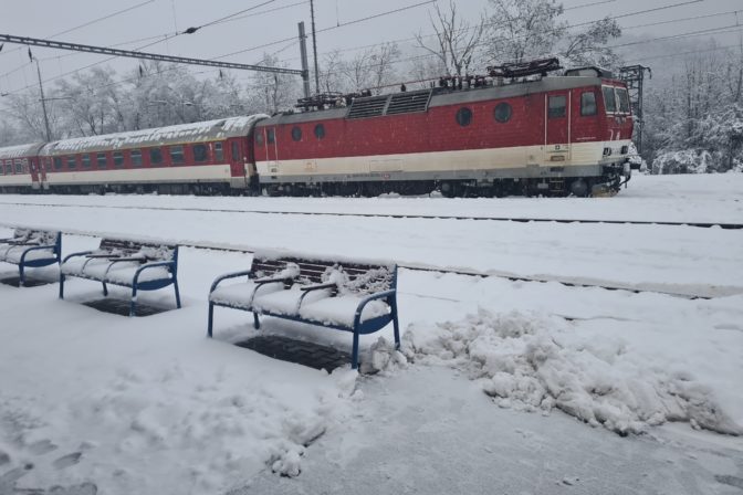 Rýchlik 830 Urpín v stanici Žarnovica