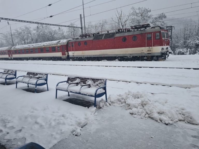 Rýchlik 830 Urpín v stanici Žarnovica