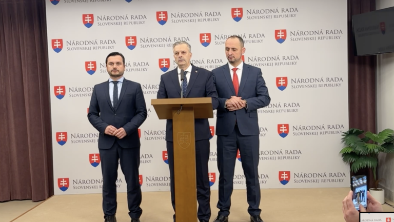 Poslanci KDH –  Igor Janckulík,  František Majerský a  Peter Stachura