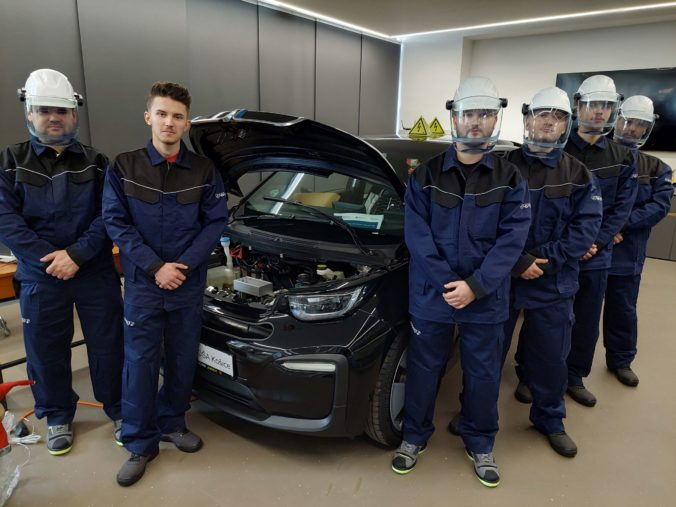 Vyskoleny personal na opravy elektromobilov aomvsr.jpg